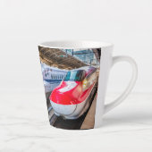 Zwei Shinkansen am Bahnhof Tokio Milchtasse (Rechts)