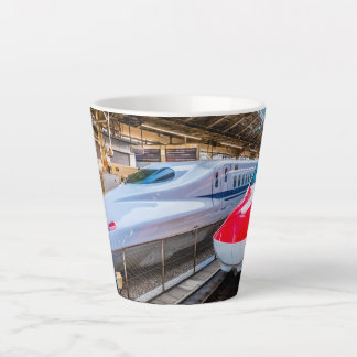 Zwei Shinkansen am Bahnhof Tokio Milchtasse