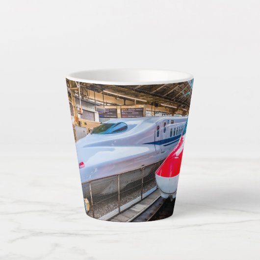 Zwei Shinkansen am Bahnhof Tokio Milchtasse (Vorderseite)