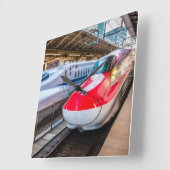 Zwei Shinkansen am Bahnhof Tokio Quadratische Wanduhr (Winkel)