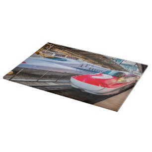 Zwei Shinkansen am Bahnhof Tokio Schneidebrett