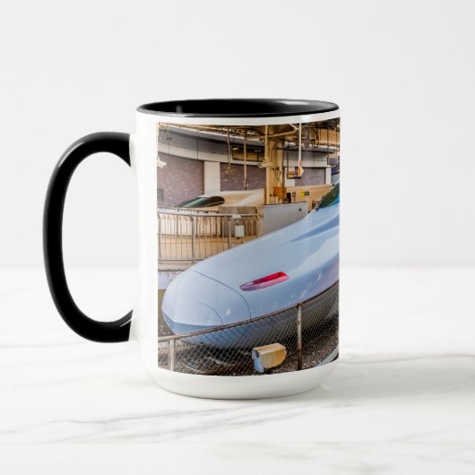 Zwei Shinkansen am Bahnhof Tokio Tasse (Links)