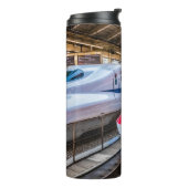 Zwei Shinkansen am Bahnhof Tokio Thermosbecher (Nach links gedreht)