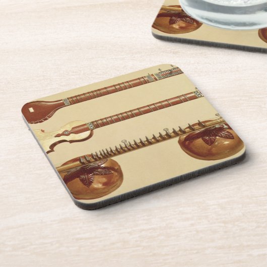 Zwei Sitars und ein rudra vina, Inder, 'vom Getränkeuntersetzer (Linke Seite)