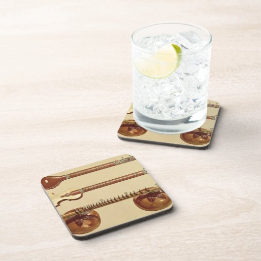 Zwei Sitars und ein rudra vina, Inder, 'vom Getränkeuntersetzer (Rechte Seite)