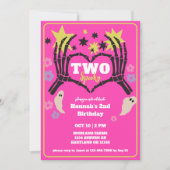 Zwei skelettartige Mädchen zum zweiten Geburtstag Einladung (Vorderseite)