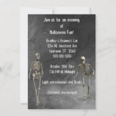 Zwei Skelette laufen durch Spuk Wald Einladung (Rückseite)