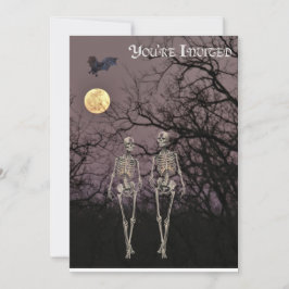 Zwei Skelette laufen durch Spuk Wald Einladung