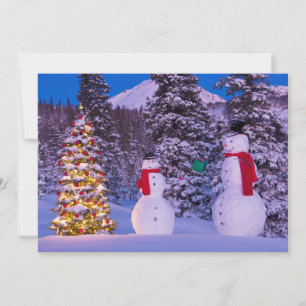 Zwei Snowmen tauschen Geschenke vom Baum Feiertagskarte