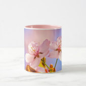 Zwei sonnenbeleuchtete Sakura-Blüten Tasse (Zentrum)