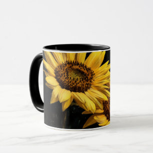 Zwei Sonnenblumen im kunstvollen Stil auf schwarze Tasse