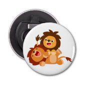 Zwei spielende Cartoon Lions Button Flaschenöffner (Vorderseite)