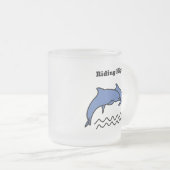 Zwei spielerische Delphine surfen in den Wellen Mattglastasse (VorderseiteRechts)