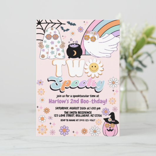 Zwei Spooky Groovy Ghost Hippie Halloween Geburtst Einladung (Stehend Vorderseite)