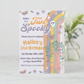 Zwei Spooky Halloween Groovy Rainbow Birthday Part Einladung (Stehend Vorderseite)