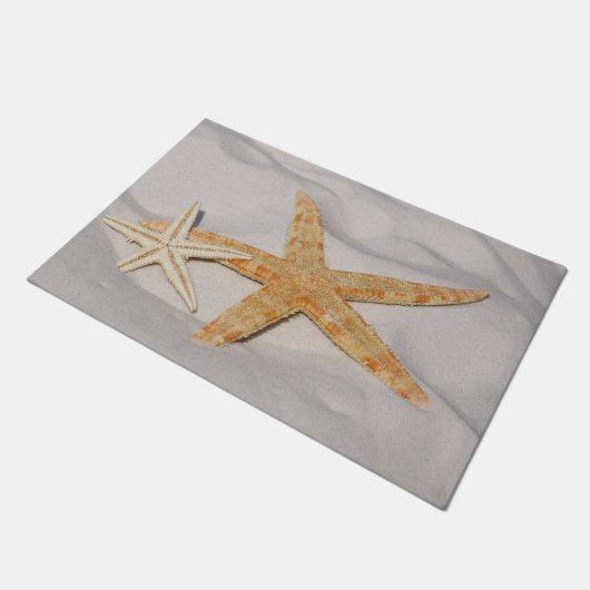 Zwei Starfish im Sand groß Fußmatte (Schrägansicht)