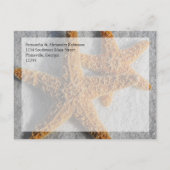 Zwei Starfish & Sand, Beach Wedding Save the Date Ankündigungspostkarte (Rückseite)