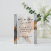 Zwei Starfish & Sand, Beach Wedding Save the Date Ankündigungspostkarte (Stehend Vorderseite)