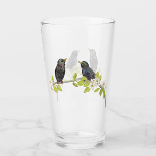 Zwei Starlings auf einem blühenden Zweig im Frühja Glas