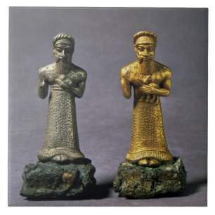 Zwei Statuetten der Männer, die Angebote der Fliese