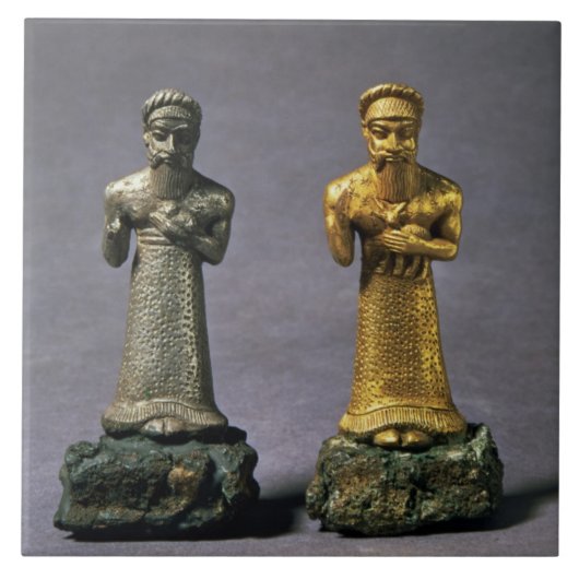 Zwei Statuetten der Männer, die Angebote der Fliese (Vorderseite)