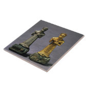 Zwei Statuetten der Männer, die Angebote der Fliese (Seite)