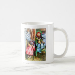 Zwei Stoffpuppen auf dem Flohmarkt Kaffeetasse