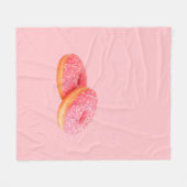 ZWEI STRAWBERRY DOUGHNUTS MIT SPRINKLES FLEECEDECKE (Vorderseite (Horizontal))