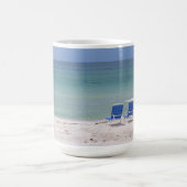Zwei Stühle am Strand Kaffeetasse (Mittel)