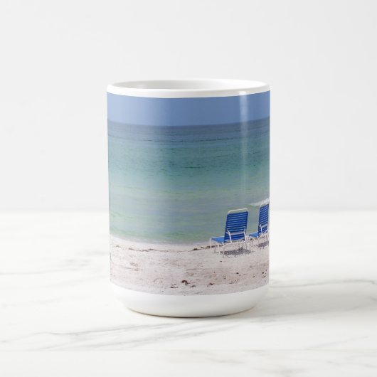 Zwei Stühle am Strand Kaffeetasse (Mittel)