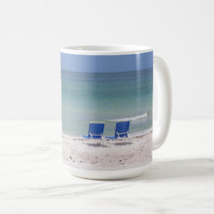 Zwei Stühle am Strand Kaffeetasse