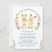 Zwei süße Bunnies auf dem Weg Twin Boys Baby Dusch Einladung (Vorderseite)