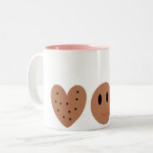 Zwei süße Cookies und Milch Zweifarbige Tasse (Vorderseite Links)