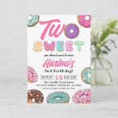 Zwei süße Donut Girl's 2. Geburtstag Einladung (Stehend Vorderseite)