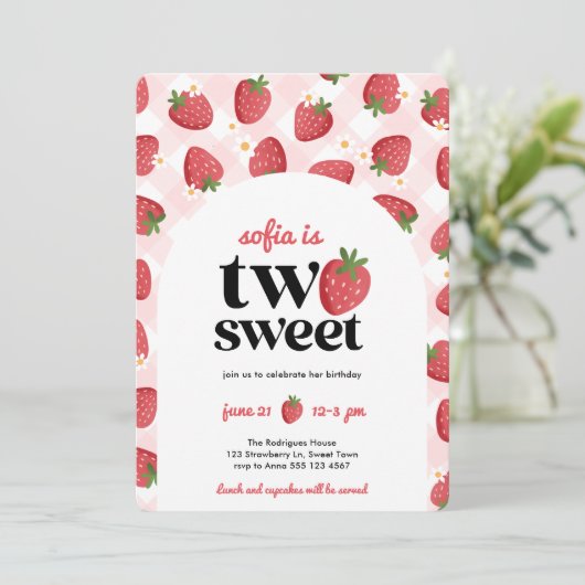 Zwei süße Erdbeere 2. Geburtstag Einladung (Stehend Vorderseite)