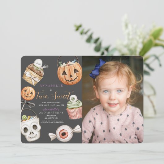 Zwei süße Halloween-Süßigkeiten Mädchen 2. Geburts Einladung (Stehend Vorderseite)