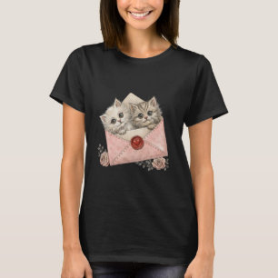 zwei süße Kätzchen schauen aus einem rosa Umschlag T-Shirt
