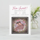 Zwei süße, Niedlich rosa, moderne Zwillingsmädchen Ankündigung (Stehend Vorderseite)