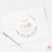 Zwei süße Rosa Gold Donuts Geburtstag Runder Aufkleber (Umschlag)