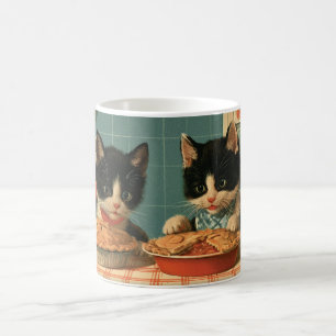 Zwei süße Tuxedo-Kätzchen backen Torten Kaffeetasse