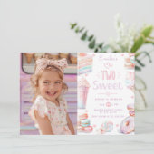 Zwei Süßspeisen in Pastell Foto 2. Geburtstag Einladung (Stehend Vorderseite)