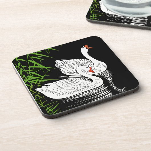 Zwei Swans auf einem Pool - Weiß auf schwarzem Hin Getränkeuntersetzer (Linke Seite)