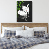 Zwei Swans auf einem Pool - Weiß auf schwarzem Hin Leinwanddruck (Insitu (Schlafzimmer))