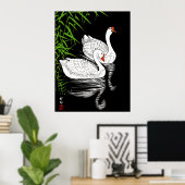 Zwei Swans auf einem Pool - Weiß auf schwarzem Hin Poster (Heimbüro)