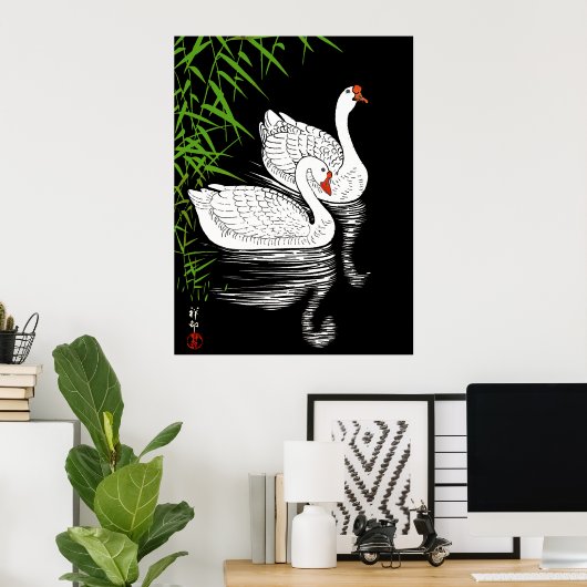 Zwei Swans auf einem Pool - Weiß auf schwarzem Hin Poster (Heimbüro)