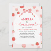 Zwei Sweet 2. Bow Erdbeere Foto Geburtstag Einladung (Vorderseite)