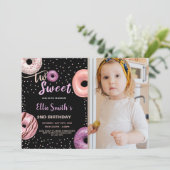 Zwei Sweet Black Pink Foto Donut Birthday Einladung (Stehend Vorderseite)