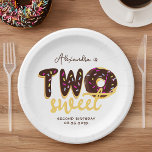 Zwei Sweet Chocolate Donut Zweites Geburtstagsskri Pappteller<br><div class="desc">Für einen zweiten Geburtstag mit dem Thema Two Sweet / donuts / Süßigkeiten. Die Buchstaben in ZWEI sind mit schokoladenem Zuckerguss mit bunten Sprinklen bedeckt. Das O ist ein schokoladenbedeckter Donut. Darunter steht das Wort "süß" in einem beigen Schriftzeichen. Über diesem Bild, in kleinerem braunen Skript, ist der Text [Name]...</div>