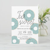 Zwei Sweet Green Donut Boy 2. Geburtstag Einladung (Stehend Vorderseite)