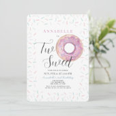 Zwei Sweet Pink Donut Girl 2. Geburtstag Einladung (Stehend Vorderseite)